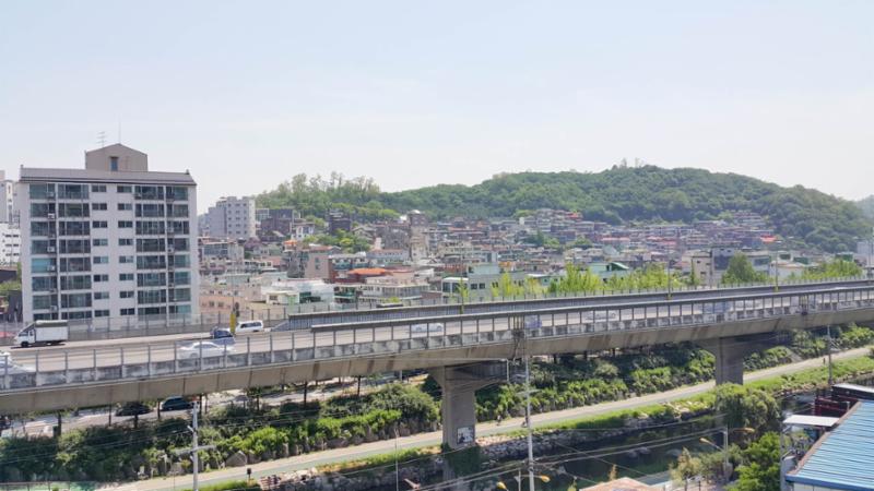 왕복 6차선인 내부순환로가 단지 주변에 위치해 있습니다