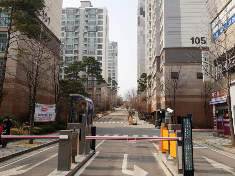 단지 내부를 가로지르는 도로에요