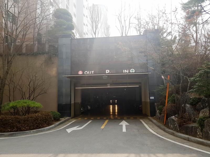 지하로 연결되어 있는 지하주차장 출입구에요