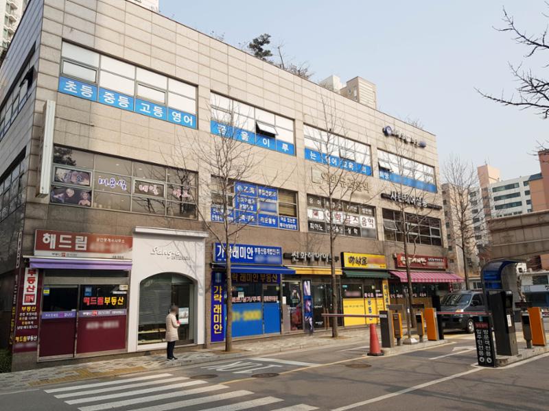 단지 내 상가가 배치되어 있고 다양한 업종의 상가들이 입점해 입주민들이 멀리 가지 않아도 편리하게 이용할 수 있도록 신경 쓴 모습이에요