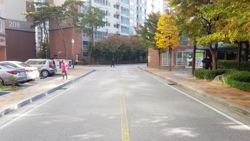 안전한 보행환경을 제공하기 차량 통행로와 단차를 둔 단지 내 도로예요