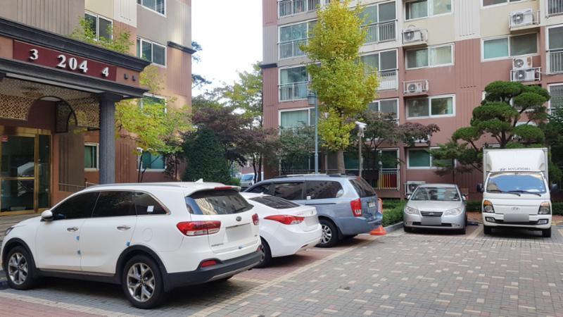 공용현관 앞에 마련된 지상주차장이에요