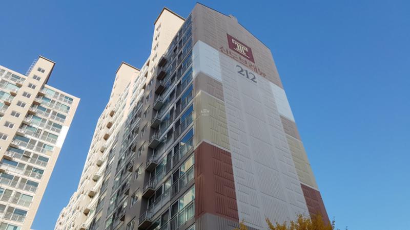금오신도브래뉴업2차의 단지명과 브랜드 로고가 돋보이는 고급스러운 단지 외관이에요