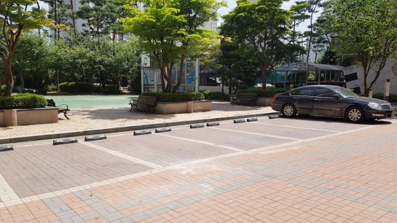 단지 내 지상주차장 모습이에요
