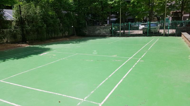 단지 내 입주민들의 건강을 위해 곳곳에 설치된 체육시설로 배드민턴장으로 다양한 구기종목을 즐길 수 있어요