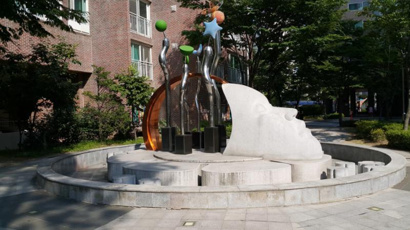 멋스러운 조경시설과 조화롭게 꾸며진 주민쉼터 공간이에요