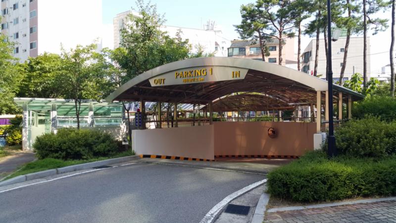 단지 내 지하주차장 출입구에요