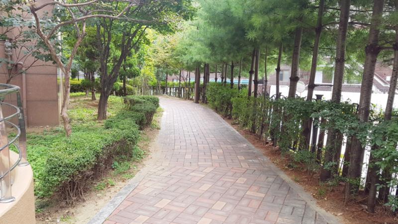 단지를 따라 걸으며 자연을 느낄 수 있는 쾌적한 단지 내 산책로에요