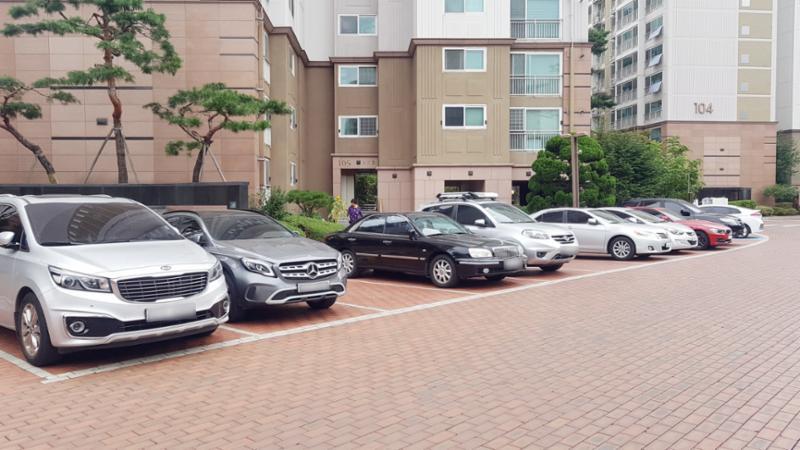 단지 내 지상주차장 모습이에요