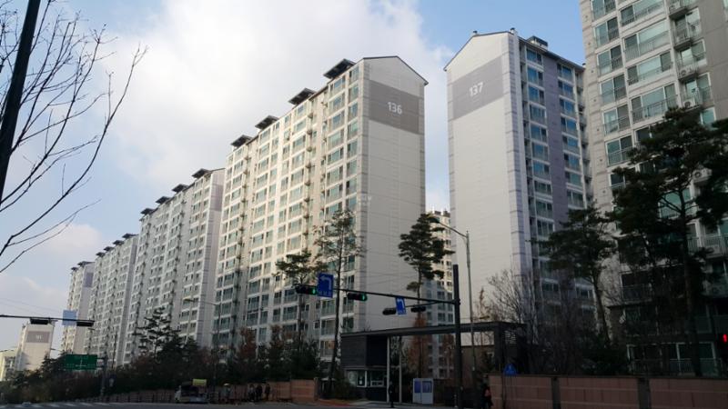우장산아이파크e편한세상의 깔끔하고 세련된 전경 사진이에요