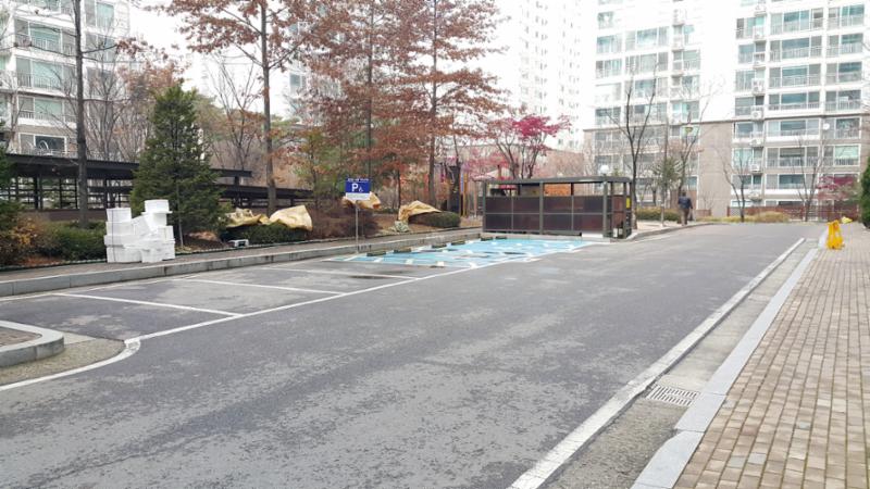 현관과 바로 연결되는 지상주차장이에요