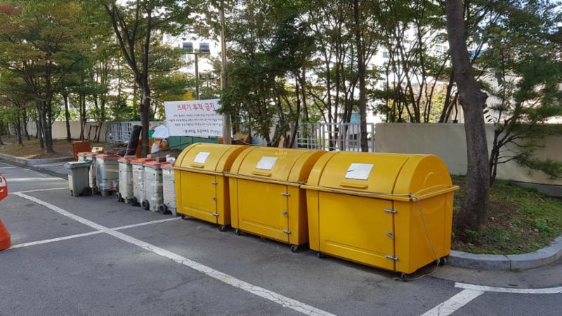 주민들의 이동 경로를 배려해 주차장 외진 곳에 마련된 분리수거장이에요