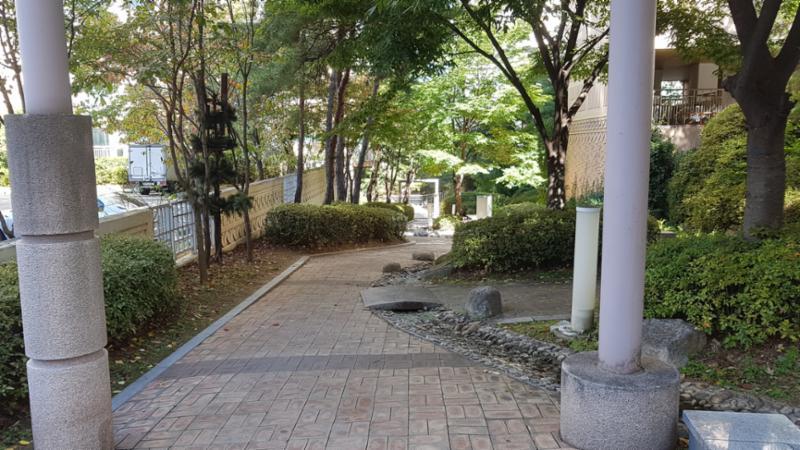 아파트와 연결되어 있는 산책로가 조성되어 있어요
