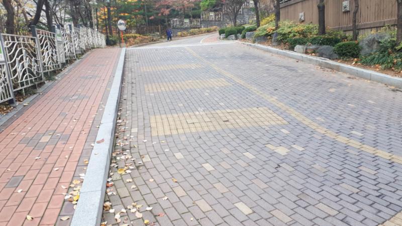 단지 내 현관으로 바로 연결되는 도로입니다