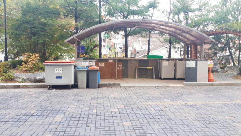 입주민들의 생활 편의를 위해 설치된 재활용 분리수거장이에요
