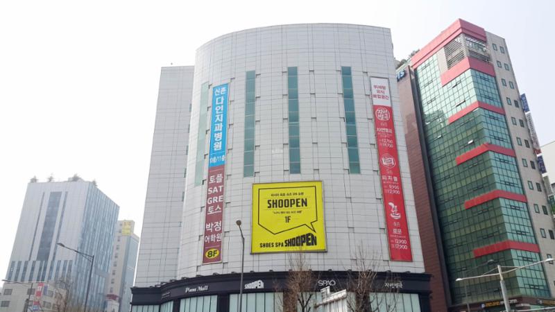 이랜드복합관 신촌점이 단지 주변에 위치해 있습니다