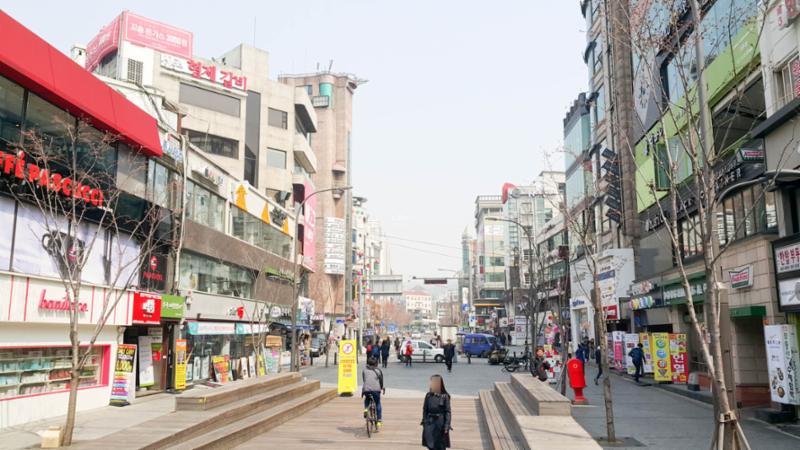 신촌역과 가까운 거리에 위치한 신촌명물거리는 도보 및 차량 이동이 편리하고 쇼핑, 문화, 먹거리 등 다양한 체험이 가능합니다