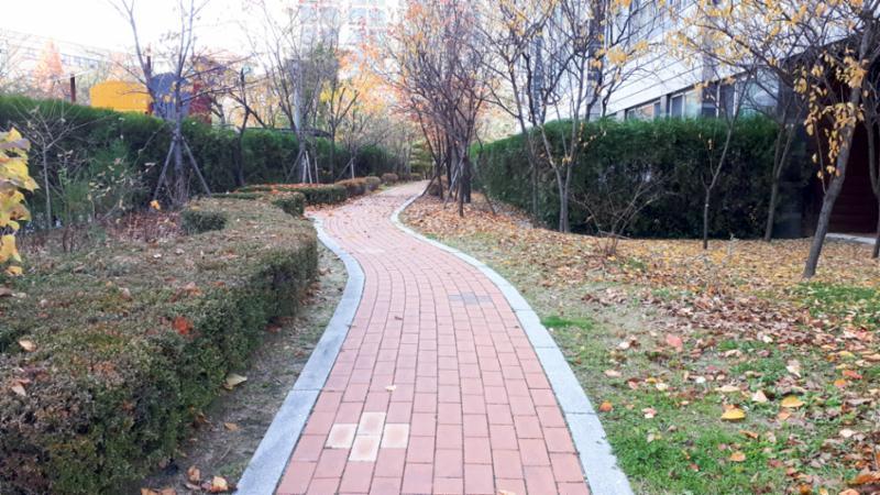 가로수 조경이 돋보이는 단지 전경이에요