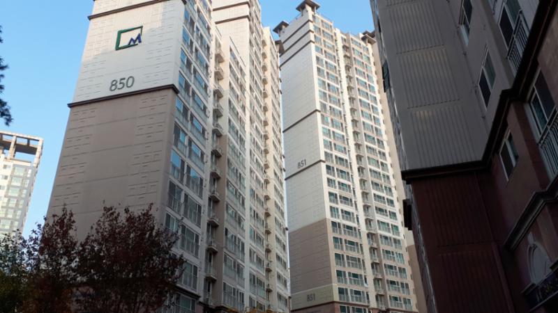 고급스러운 디자인과 차별화된 분위기로 단지의 품격을 한층 더 높이는 동탄숲속마을모아미래도1단지의 전경 모습이에요