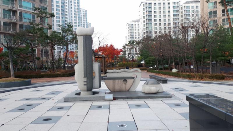 멋스러운 조경시설과 조화롭게 꾸며진 주민쉼터 공간이에요