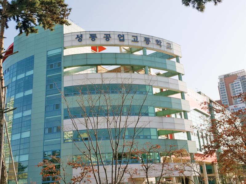 단지와 인접한 곳에 교육시설이 위치하고 있어 대중교통을 이용하지 않고도 편안하게 통학이 가능한 거리로 학생들은 편리하게 다닐수 있어서 좋습니다
