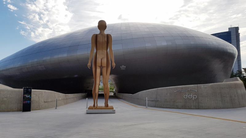 단지 인근에 위치한 동대문디자인프라자입니다