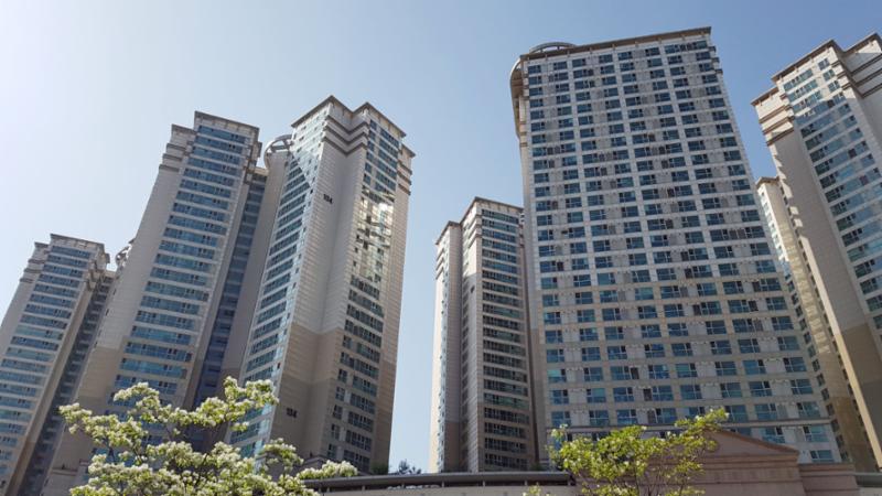 2008년도 입주한 단지로, 단지 외관이 깨끗하게 관리되고 있는 편이에요