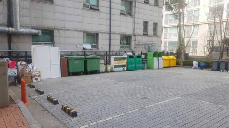 입주민들의 생활편의를 위하여 재활용 분리수거장을 야외에 별도로 설치하여 편의를 높였으며, 단지를 깨끗하게 관리할 수 있어요