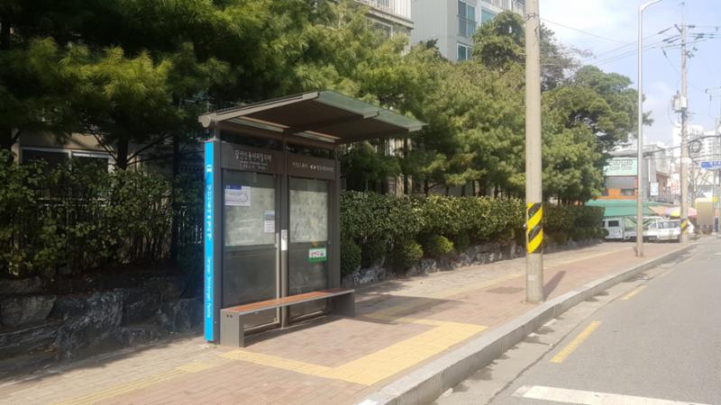 단지 바로 앞에 있는 버스정류장입니다