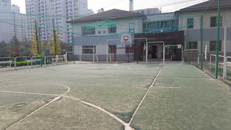 축구 및 다양한 운동을 즐길 수 있는 단지내 체육시설이에요