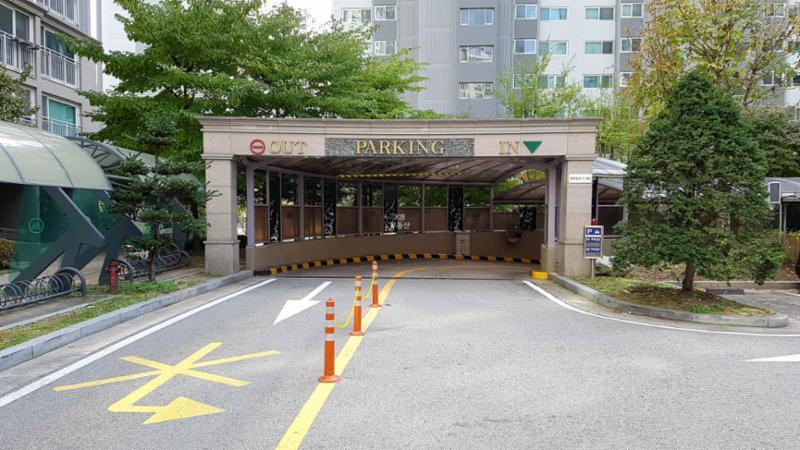 주차대수가 표시되어 있어 주차의 편의성을 높인 지하 주차장 출입구에요