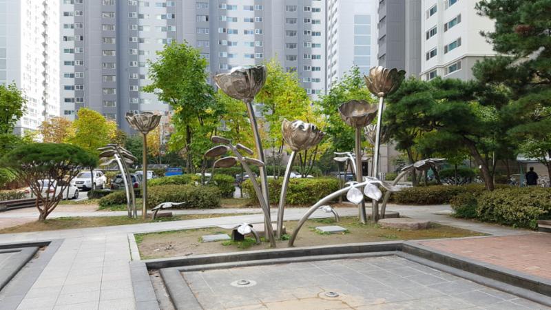 꽃 모양의 단지 내 조경 시설물이에요