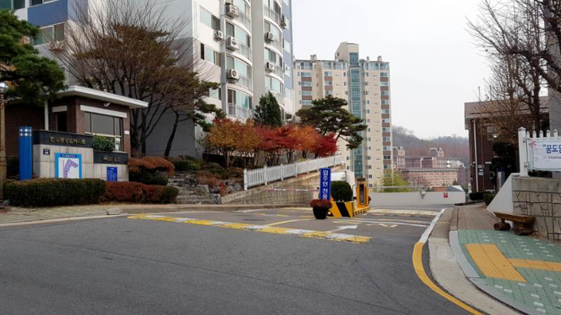 연희성원아파트 정문이에요