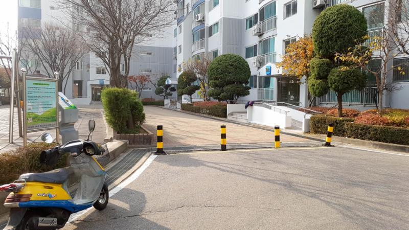 보도블록으로 깔끔하게 마감된 평지로 된 보행로에요