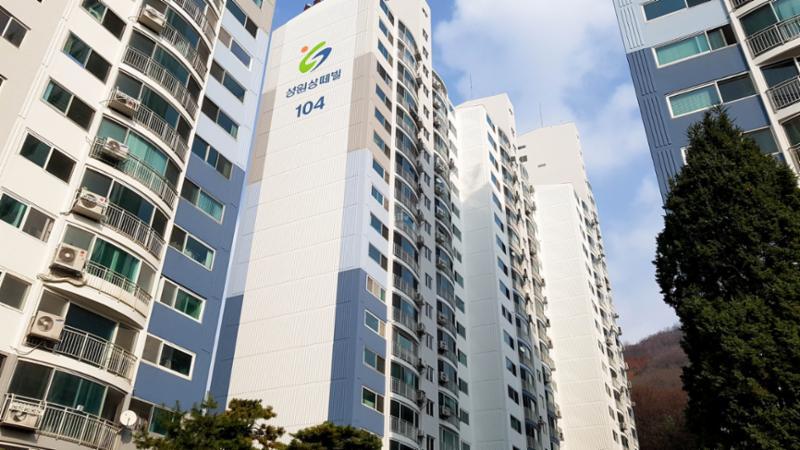 연희성원아파트의 깔끔하고 세련된 전경 사진이에요