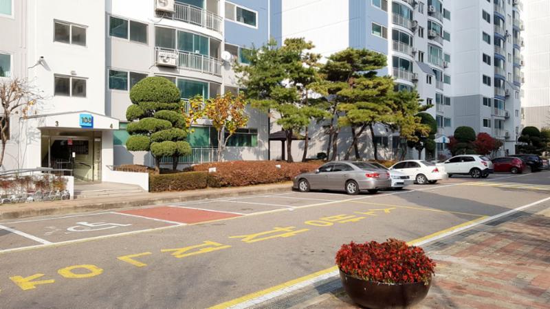 도로와 인접해 있는 지상주차장이에요
