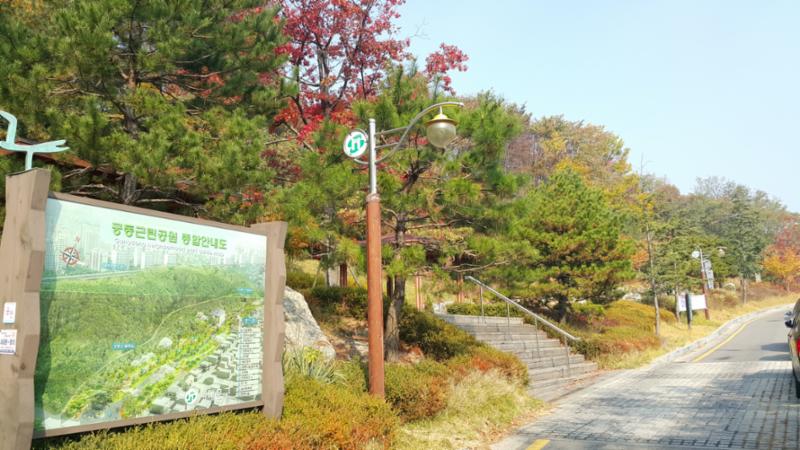 단지 주변으로 근린공원이 위치해 있습니다