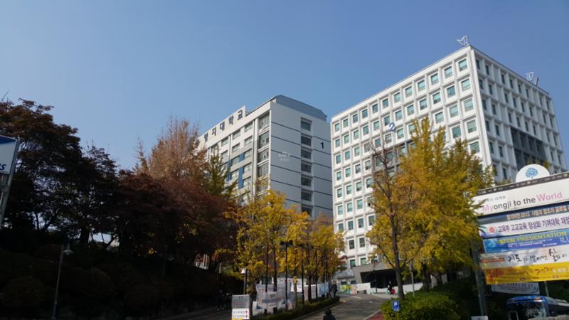 단지와 인접해 있는 명지대학교입니다