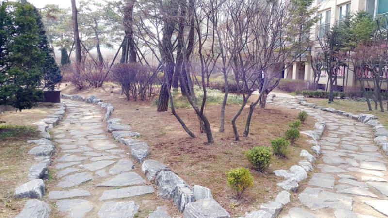대리석으로 꾸며 놓은 산책로 입니다