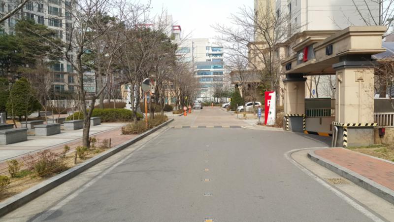 현관과 주차장을 바로 이용할수 있는 단지내 도로 입니다