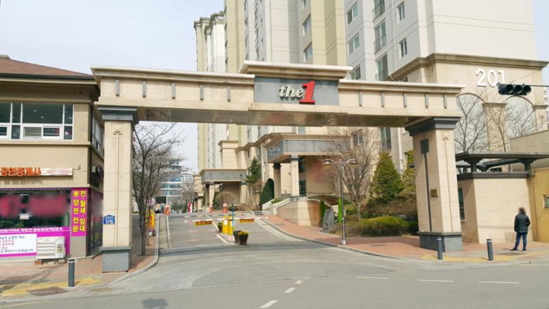 고급스러운 대형 문주가 돋보이는 고창마을이지더원 정문이에요