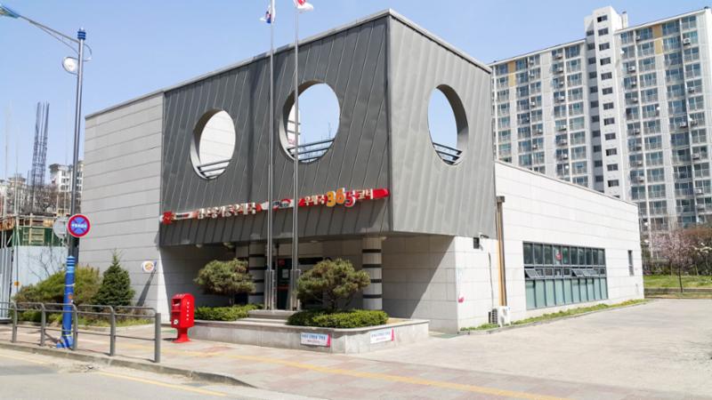 단지 주위에 장기우체국 등 다양한 생활 기반시설이 가깝게 위치해 있어 편리합니다