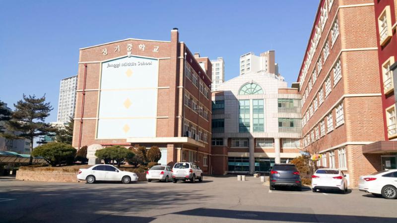 고창마을이지더원 아파트 단지 주변에 장기중학교가 위치하고 있어 학생들이 안전하고 편리하게 등하교를 할수 있습니다