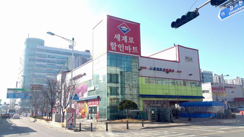 단지 가까이에 대형 마트가 위치해 있어 식료품 및 생활용품을 간편하게 구매할 수 있는 편리한 생활 인프라를 누릴 수 있습니다