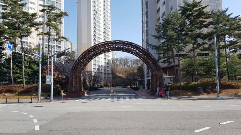 한보라마을6단지휴먼시아 아파트 정문이에요