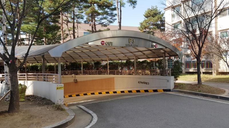 지하로 연결되어 있는 지하주차장 출입구이에요