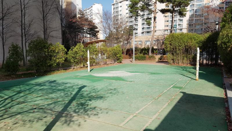 라인이 그려진 단지 내 운동 공간이에요