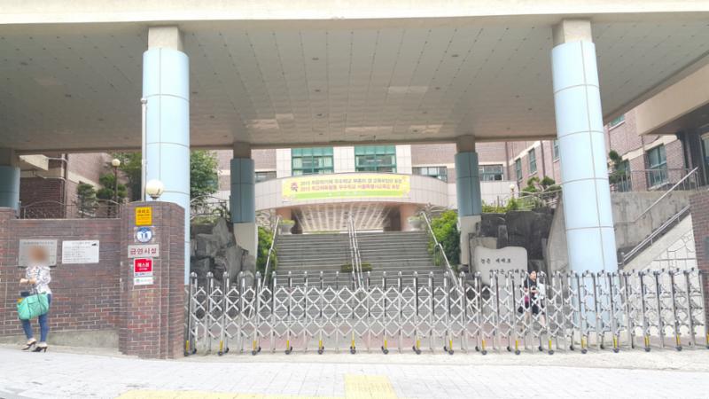 단지 주변에 중학교가 위치하여 있습니다