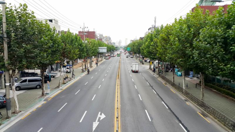 단지 인근에 위치한 왕복 6차선의 동일로입니다