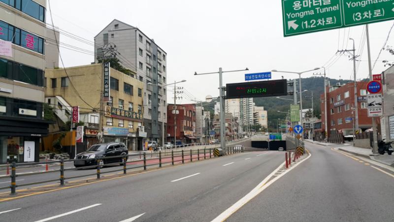 단지와 인접한 왕복 2차로의 용마터널 입니다